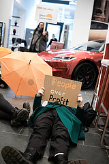Protest gegen Tesla in Berlin