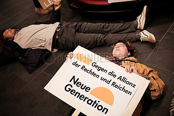 Protest gegen Tesla in Berlin