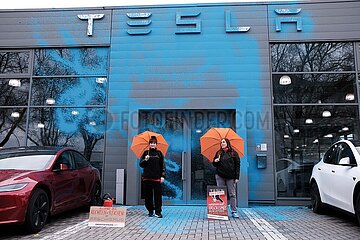 Farbaktion der Neuen Generation gegen Tesla in Berlin