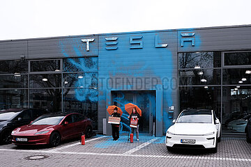 Farbaktion der Neuen Generation gegen Tesla in Berlin