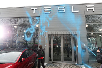Farbaktion der Neuen Generation gegen Tesla in Berlin