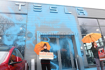 Farbaktion der Neuen Generation gegen Tesla in Berlin