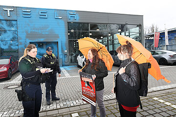 Farbaktion der Neuen Generation gegen Tesla in Berlin