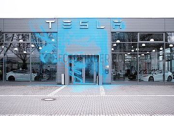 Farbaktion der Neuen Generation gegen Tesla in Berlin