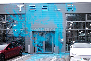 Farbaktion der Neuen Generation gegen Tesla in Berlin