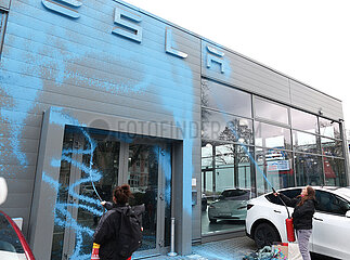 Farbaktion der Neuen Generation gegen Tesla in Berlin