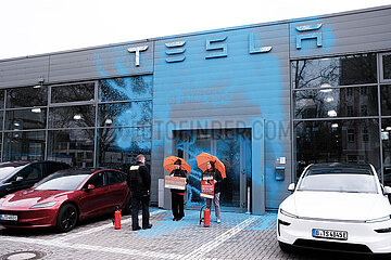 Farbaktion der Neuen Generation gegen Tesla in Berlin