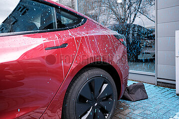 Farbaktion der Neuen Generation gegen Tesla in Berlin