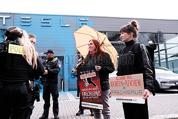 Farbaktion der Neuen Generation gegen Tesla in Berlin
