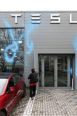 Farbaktion der Neuen Generation gegen Tesla in Berlin