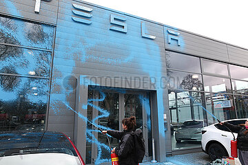 Farbaktion der Neuen Generation gegen Tesla in Berlin