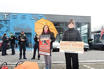 Farbaktion der Neuen Generation gegen Tesla in Berlin