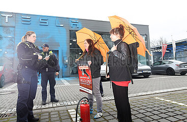 Farbaktion der Neuen Generation gegen Tesla in Berlin