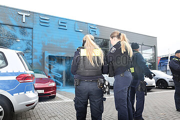 Farbaktion der Neuen Generation gegen Tesla in Berlin