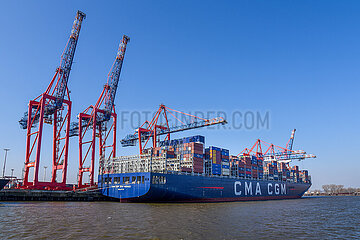 Container Schiff Jean Mermoz am Eurogate-Terminal