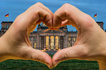 Herz-Haende vor dem Berliner Reichstag