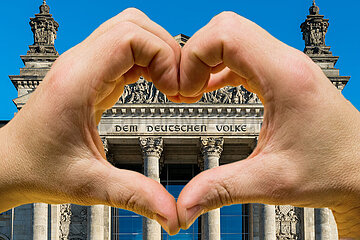 Herz-Haende vor dem Berliner Reichstag