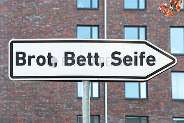 Symbolischer Wegweiser Brot  Bett  Seife