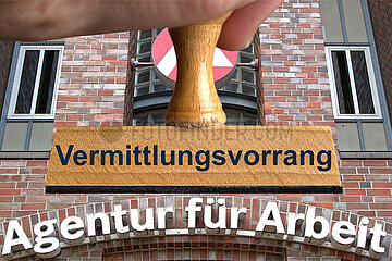 Symbolischer Stempel Vermittlungsvorrang