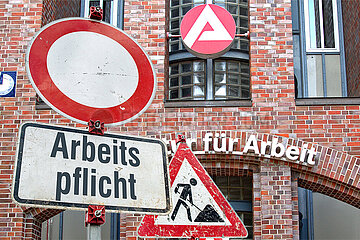 Symbolische Schilder Arbeitspflicht