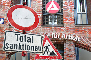 Symbolische Schilder Totalsanktionen