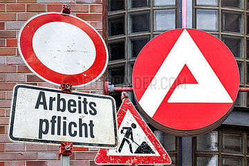 Symbolische Schilder Arbeitspflicht