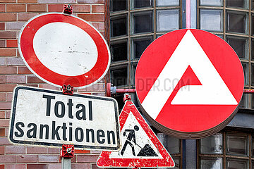 Symbolische Schilder Totalsanktionen