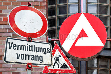 Symbolische Schilder Vermittlungsvorrang