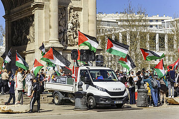 Demonstranten versammeln sich mit palästinensischen Fahnen  Marseille
