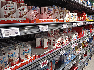 Supermarktregal mit verschiedenen Schokoladenprodukten