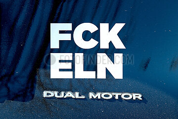 Aufkleber FCK ELN auf einem Tesla