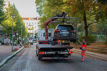 Berlin  Deutschland - Miles Auto wird abgeschleppt