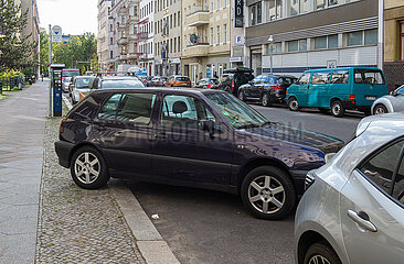 Berlin  Deutschland - Parkendes Auto auf dem Gehweg