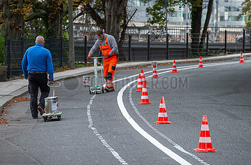 Berlin  Deutschland - Aufbringen der Fahrbahnmarkierung fuer neuen Fahrradweg