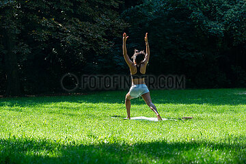 Berlin  Deutschland - Yoga im Essener Park