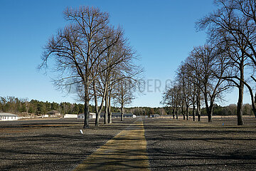 Fuerstenberg / Havel  Brandenburg  Deutschland - Blick vom Appellplatz auf die Lagerstrasse 1 auf dem Gelaende der Mahn- und Gedenkstaette Ravensbrueck.