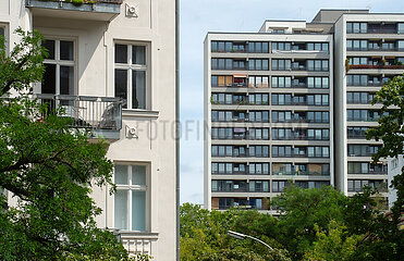 Berlin  Deutschland - Wohnungsbau alt und neu am Mehringplatz in Kreuzberg