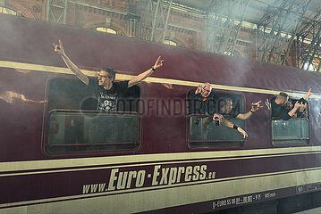 Deutschland  Bremen - froehliche Heavy-Metall-Fans mit einem Euro-Express Sonderzug unzterwegs zu einem event