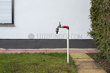 Berlin  Deutschland - Wasserhahn im Aussenbereich eines Hauses