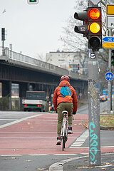 Berlin  Deutschland - Fahrradfahrer an einer Kreuzung