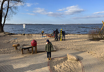 Deutschland  Bad Zwischenahn - Sandstrand am Zwischenahner Meer  das eigentlich ein See ist. Bad Zwischenahn ist ein bekannter Kurort