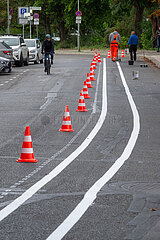 Berlin  Deutschland - Aufbringen der Fahrbahnmarkierung fuer neuen Fahrradweg