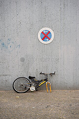 Berlin  Deutschland - Fahrrad mit ausgebautem Vorderrad