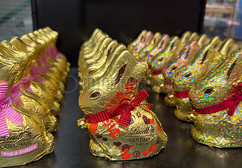 Deutschland  Bremen - Schokoladen-Osterhasen  Goldhasen der Marke Lindt