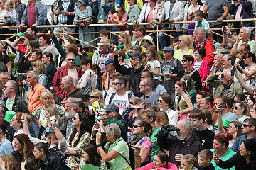 Hoppegarten  Deutschland  Menschen bei einer Freiluftveranstaltung