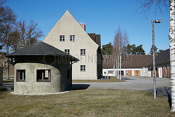 Fuerstenberg / Havel  Brandenburg  Deutschland - Pfoertnerhaus und die ehemalige Kommandantur der Mahn- und Gedenkstaette Ravensbrueck.