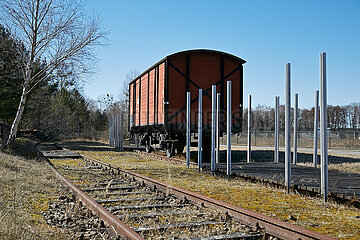 Fuerstenberg / Havel  Brandenburg  Deutschland - Ein restaurierter Gueterwaggon auf den Schienenanlagen der Mahn- und Gedenkstaette Ravensbrueck.