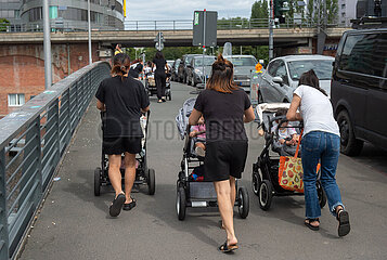 Berlin  Deutschland - Frauen mit Kinderwaegen