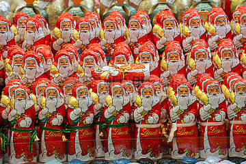 Berlin  Deutschland - Schoko- Weihnachtsmaenner in einem Geschaeft
