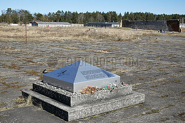 Fuerstenberg / Havel  Brandenburg  Deutschland - Gedenktafel am Ort des ehemaligen Zeltlagers auf dem Gelaende der Mahn- und Gedenkstaette Ravensbrueck.